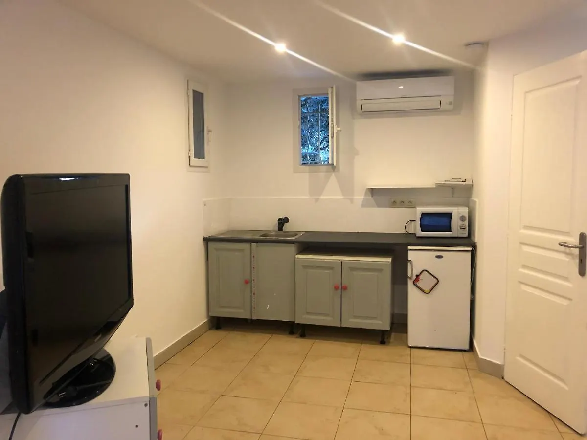 Appartement Joli Studio indépendant, avec extérieur verdoyant à Hyères 0*,