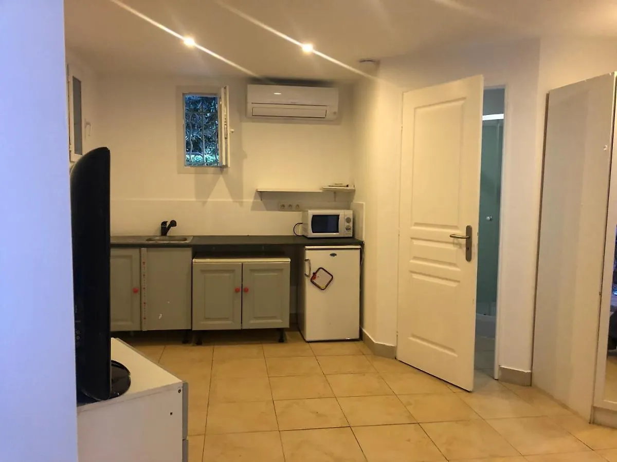 Appartement Joli Studio indépendant, avec extérieur verdoyant à Hyères