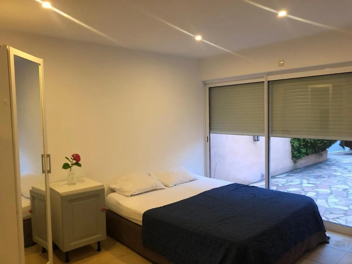 Appartement Joli Studio indépendant, avec extérieur verdoyant à Hyères