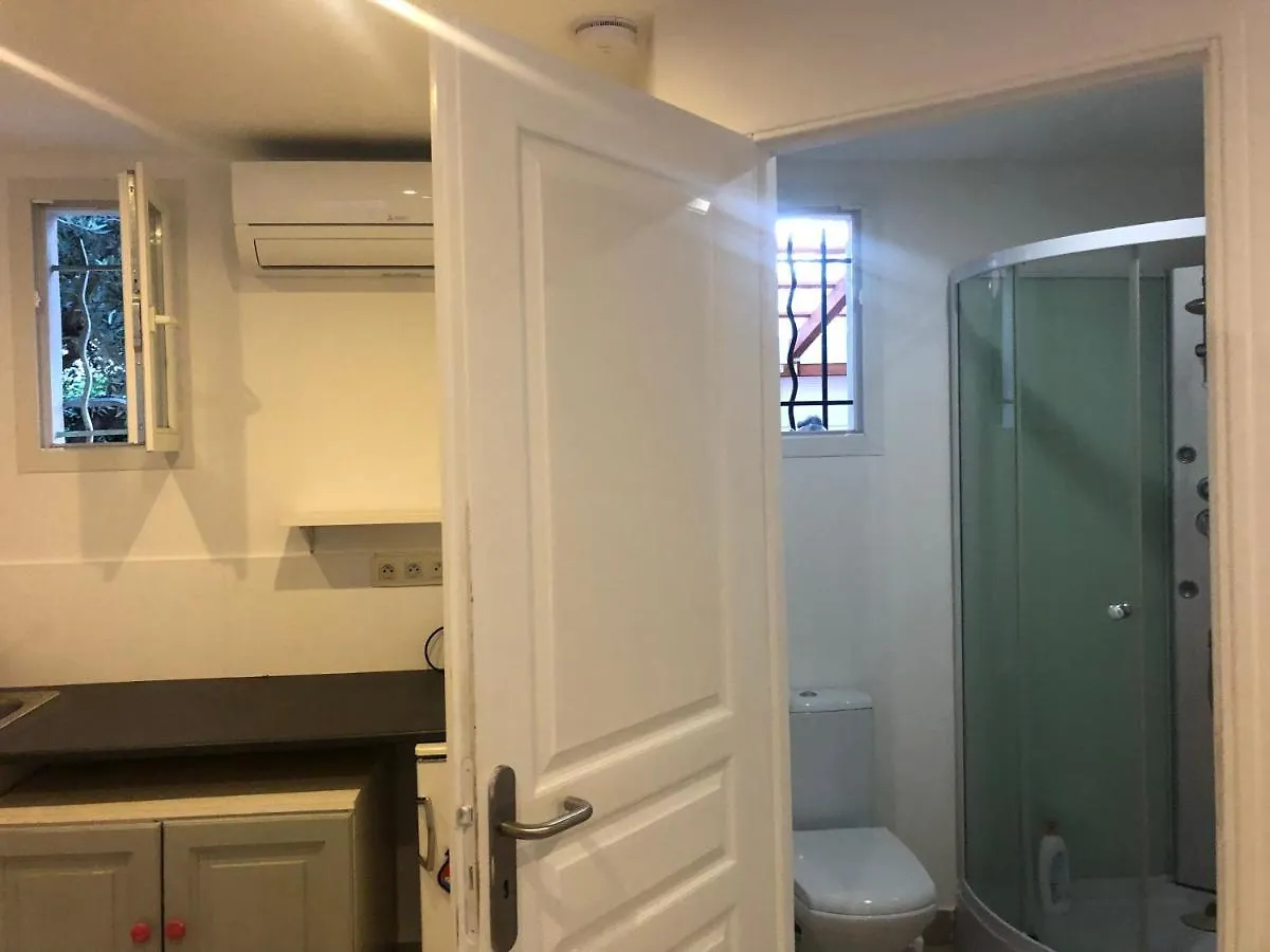 Appartement Joli Studio indépendant, avec extérieur verdoyant à Hyères 0*,  France