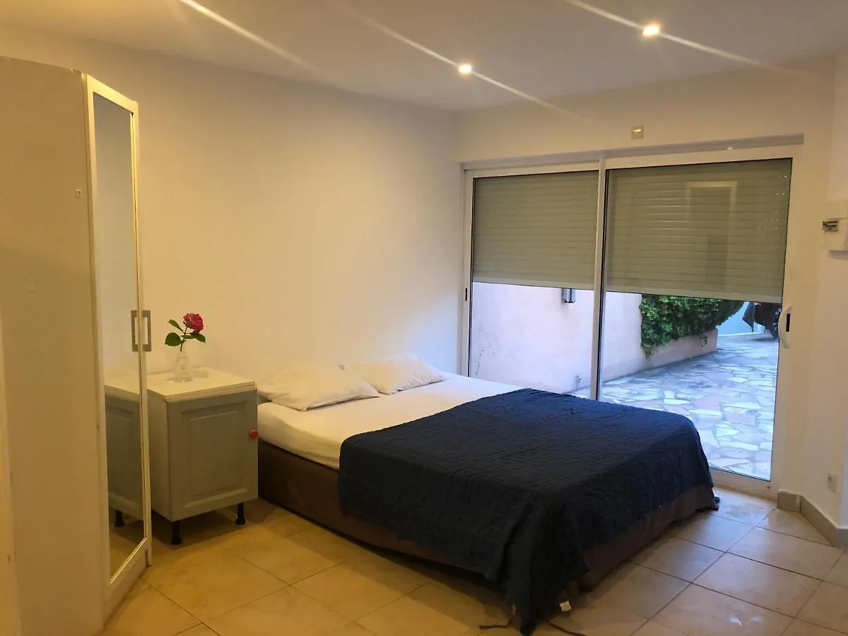 Appartement Joli Studio indépendant, avec extérieur verdoyant à Hyères