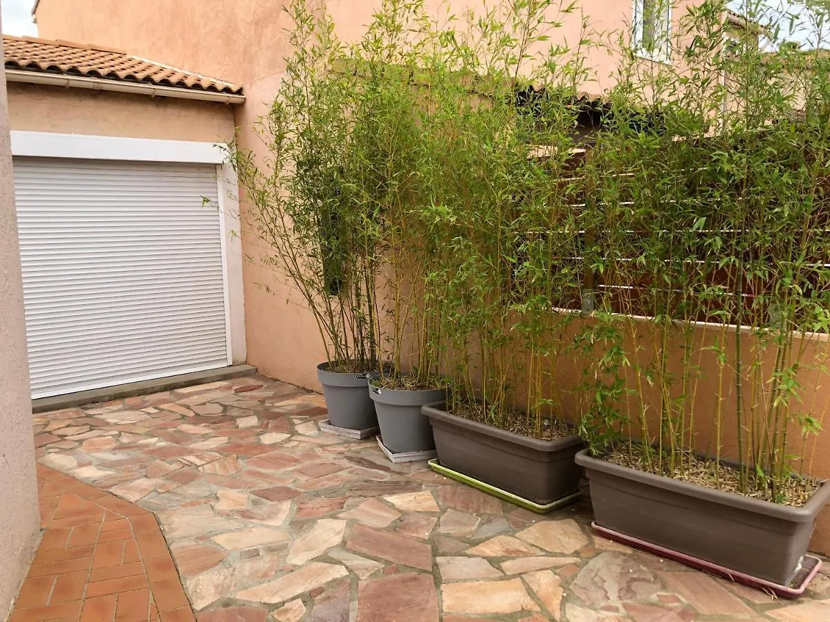 Appartement Joli Studio indépendant, avec extérieur verdoyant à Hyères France