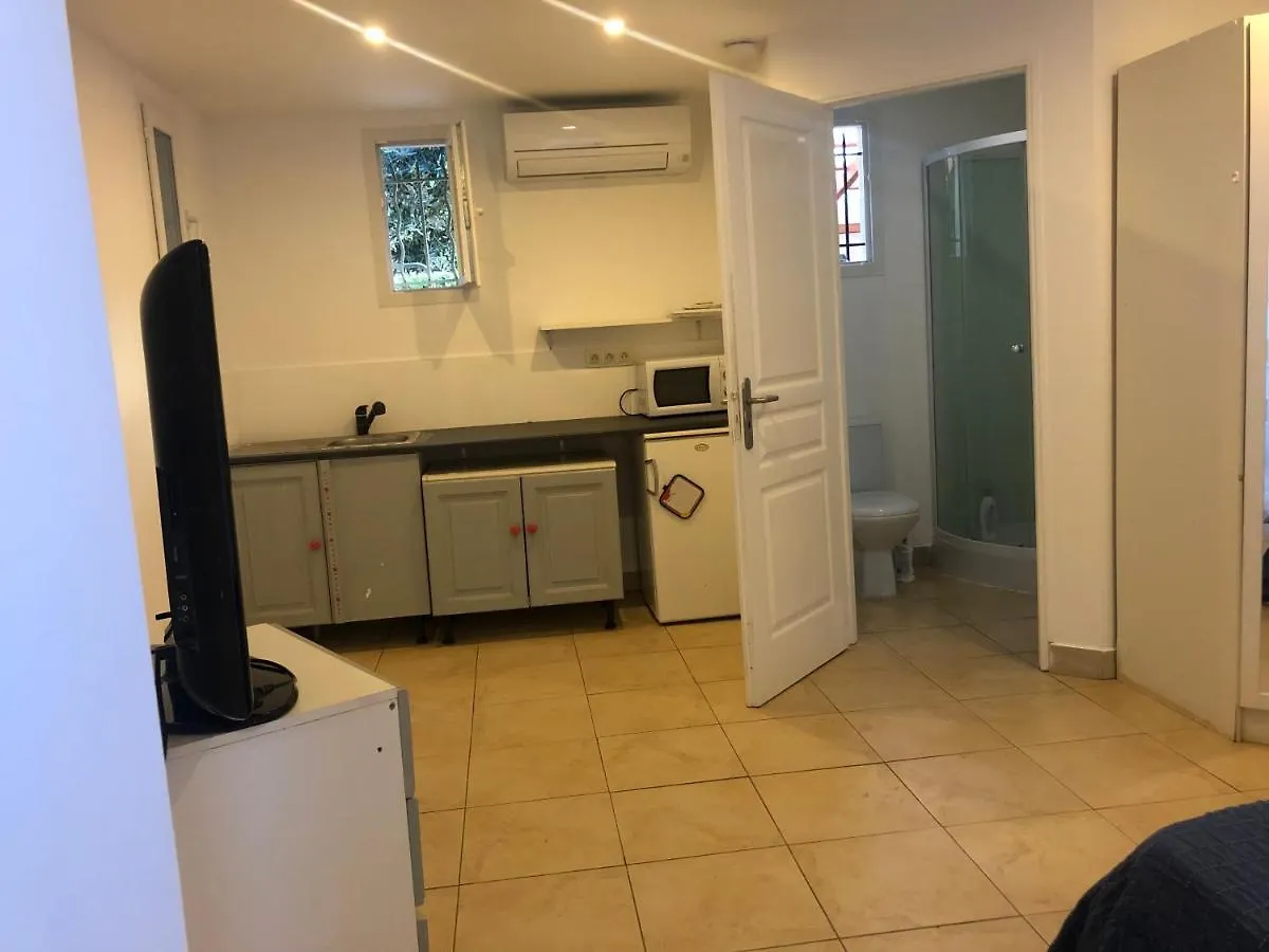 Appartement Joli Studio indépendant, avec extérieur verdoyant à Hyères