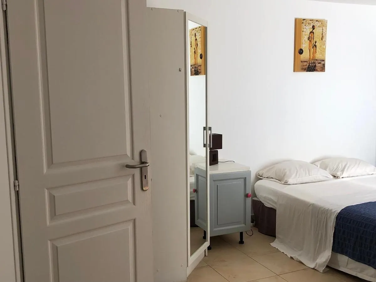 Appartement Joli Studio indépendant, avec extérieur verdoyant à Hyères