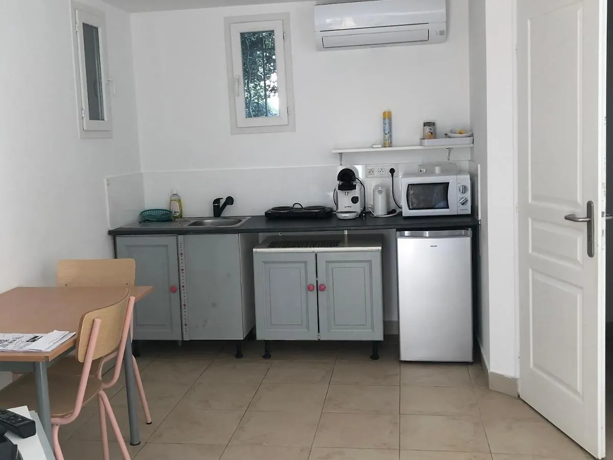 Appartement Joli Studio indépendant, avec extérieur verdoyant à Hyères